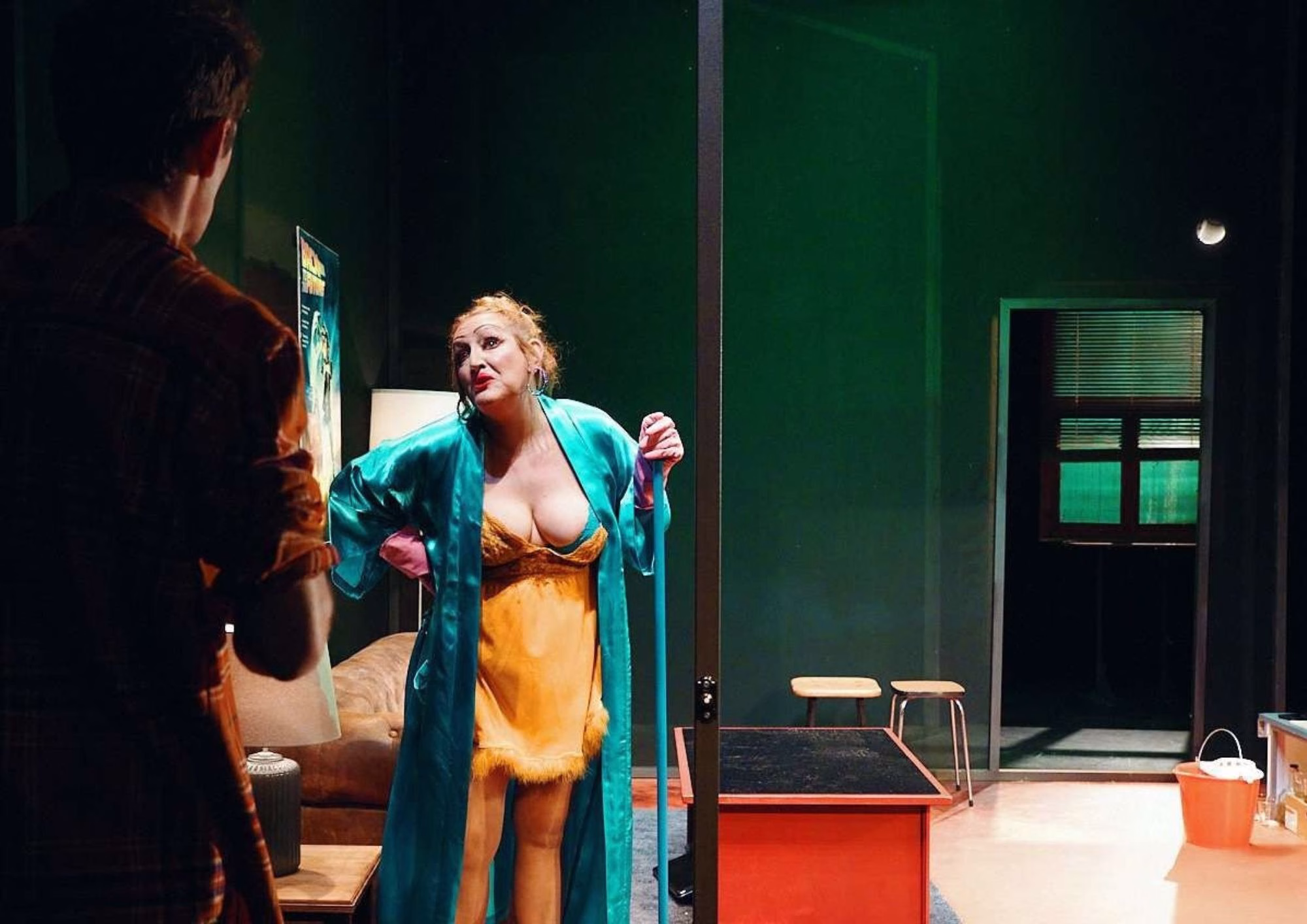Escena de GOTERAS obra de teatro: presente y futuro frente a frente