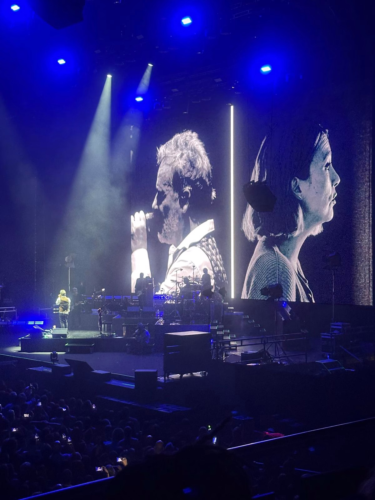 Love of Lesbian Movistar Arena 2025: foco en Santi Balmes durante un pasaje íntimo
