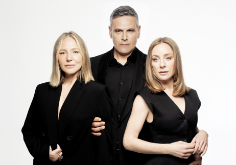 { "title": "Las amistades peligrosas en el Teatro Marquina de Madrid", "content_html": "Intriga, poder y seducción en escenaDel 8 de septiembre al 10 de octubre de 2026, el Teatro Marquina de Madrid acoge la representación de Las amistades peligrosas, una obra clásica escrita por Christopher Hampton basada en la célebre novela de Pierre Choderlos de Laclos. Esta versión, firmada por Curro Novellas y David Serrano, aborda temas atemporales como el poder, la manipulación y los peligrosos juegos de la seducción.Reparto y direcciónEl montaje está dirigido por David Serrano y producido por Producciones Come y Calla. El reparto principal cuenta con Pilar Castro, Roberto Enríquez y Ángela Cremonte, quienes dan vida a los icónicos personajes de Valmont y Merteuil, explorando un universo moralmente incendiario. Completan el elenco Carmen Balagué, Elisa Scianca e Iván Lapadula, en una puesta en escena donde la interpretación es protagonista.Una puesta en escena contemporáneaDavid Serrano propone una escenografía minimalista y austera, sin vestuario ni decorados de época, reforzando la vigencia y atemporalidad del texto. Los cambios de personajes se realizan ante el público, subrayando el carácter lúdico y perverso de la trama.Temas y vigenciaAunque la novela original data de 1782, la obra sigue siendo un reflejo actual de dinámicas como el abuso de poder, el consentimiento, la desigualdad y la impunidad de las clases privilegiadas. Como señala Christopher Hampton, su vigencia es fascinante, y Baudelaire la definió como “un libro que arde como el hielo”.Equipo creativoEscenografía: Ricardo Sánchez-CuerdaIluminación: Juan Gómez CornejoVestuario: Elisa SanzComposición musical: Luis Miguel CoboAyudante de dirección: Rómulo AsseretoJefe de producción: Juanfran GarcíaDirectora de producción: Eva PaniaguaDistribución: Fran ÁvilaGira nacionalLa obra inició su gira en 2025 y tras su paso por Madrid continuará en ciudades como Alcorcón, Ponferrada, Alcalá, Fuenlabrada, Móstoles, Guadalajara, y en 2027 llegará a Bilbao, Villarreal y Leganés, entre otras localidades.EntradasLas entradas para Las amistades peligrosas están disponibles en la web del Teatro Marquina, en taquilla y en puntos habituales de venta.🌍 ¿Te ha gustado este artículo?🎭 www.planeta28.com – Mucho más que música en español", "meta": "Las amistades peligrosas llega al Teatro Marquina de Madrid en septiembre 2026, con dirección de David Serrano y un reparto de primer nivel." }