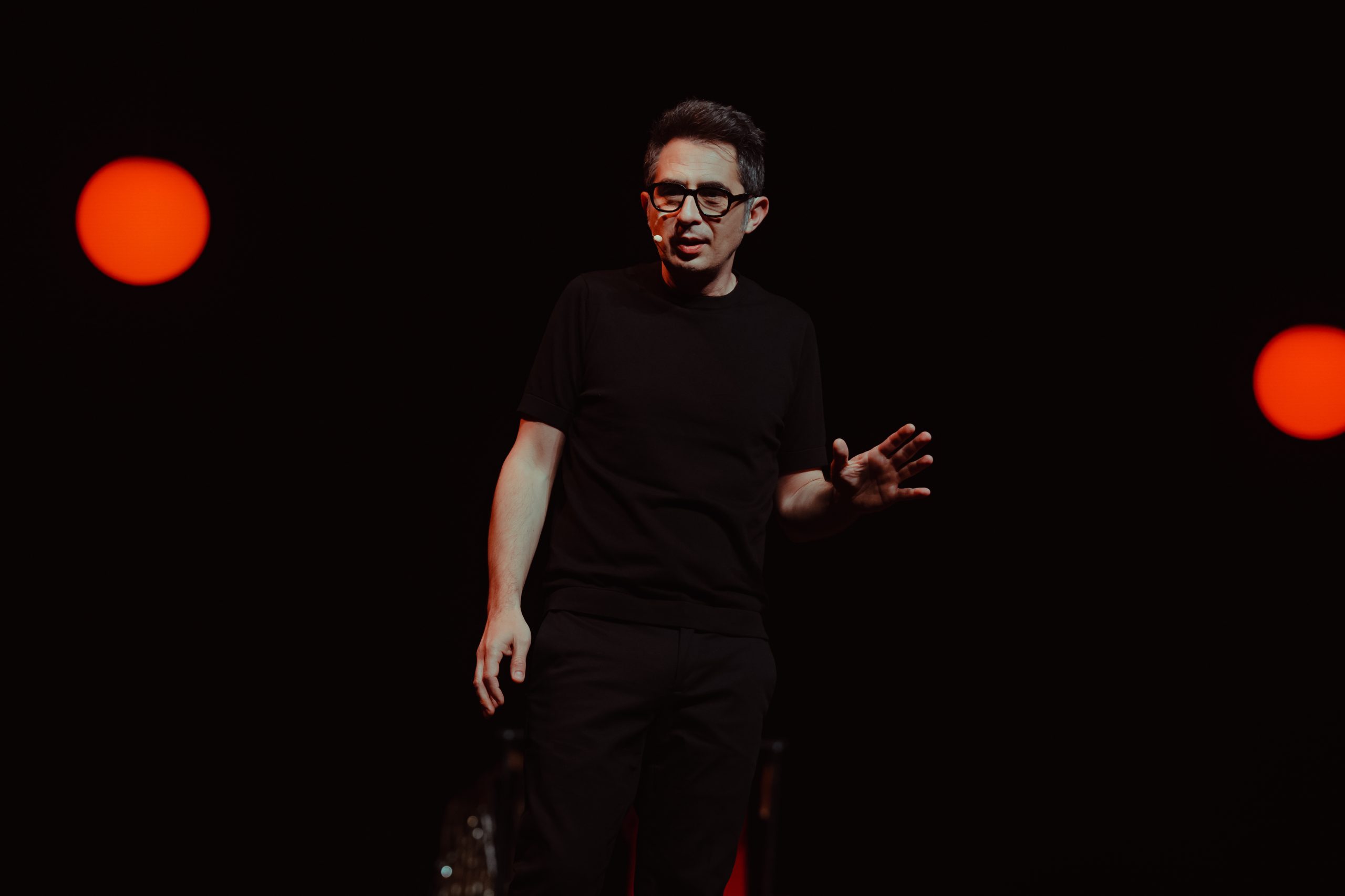 { "title": "Berto Romero anuncia las últimas fechas de la gira de Lo nunca visto", "content_html": "Último tramo de la gira de Lo nunca vistoTras más de dos años de gira y localidades agotadas en prácticamente todas sus funciones, Berto Romero inicia el último tramo de uno de sus espectáculos más celebrados, Lo nunca visto. Este recorrido final se desarrollará en las ciudades de Donostia, Murcia, Barcelona, Vigo y Madrid hasta el próximo 13 de diciembre de 2026.Fechas y sedes de las últimas funcionesDonostia | Kursaal: del 4 al 6 de septiembreMurcia | Auditorio Víctor Villegas: 18 y 20 de septiembreBarcelona | Teatre Coliseum: del 1 al 4, del 8 al 11 y del 15 al 18 de octubreMadrid | Gran Teatro CaixaBank Príncipe Pío: del 5 al 8 de noviembreVigo | Auditorio Mar de Vigo: del 13 al 15 de noviembreMadrid | Gran Teatro CaixaBank Príncipe Pío: del 3 al 6 y del 10 al 13 de diciembreUn espectáculo que trasciende el monólogo tradicionalDesde su estreno, Lo nunca visto se ha consolidado como uno de los espectáculos más celebrados en la trayectoria reciente de Berto Romero. En sus 90 minutos de duración, el público disfruta de una propuesta que combina stand-up, música en directo e improvisación, acompañado por Iván Lagarto.Este espectáculo alterna monólogos, canciones originales y momentos inesperados, mostrando una faceta especialmente personal y sincera del artista. El título no es casual: “Lo nunca visto” ofrece material completamente inédito y una mirada singular sobre el momento vital que atraviesa Berto Romero.Una experiencia recomendada para adultosLa propuesta está dirigida a un público mayor de 18 años, siendo ideal tanto para seguidores habituales de Berto Romero como para quienes se acercan por primera vez a su universo escénico.Entradas y despedida definitivaLas entradas para estas últimas funciones están disponibles en las taquillas de los teatros correspondientes y a través de mpcentradas.es. Esta última etapa de la gira permitirá a los espectadores reencontrarse con un espectáculo que ha sido un éxito rotundo antes de su cierre definitivo en diciembre.Trayectoria y actualidad de Berto RomeroNacido en 1974 en Cardona, Berto Romero es un cómico, presentador, actor, guionista y director con una trayectoria de más de 25 años. Ha participado en televisión junto a Andreu Buenafuente y ha protagonizado películas como 3 bodas de más, Ocho apellidos catalanes o El mejor verano de mi vida.Además, conduce el programa Nadie Sabe Nada (Cadena SER y HBO Max) y es creador y protagonista de las series Mira lo que has hecho y El otro lado para Movistar Plus+. En 2026 ha estrenado la película Pizza Movies, dirigida por Carlo Padial, ampliando su versatilidad artística.🌍 ¿Te ha gustado este artículo?🎭 www.planeta28.com – Mucho más que música en español", "meta": "Berto Romero anuncia las últimas fechas de su gira Lo nunca visto, con funciones en Donostia, Murcia, Barcelona, Vigo y Madrid hasta diciembre de 2026." }