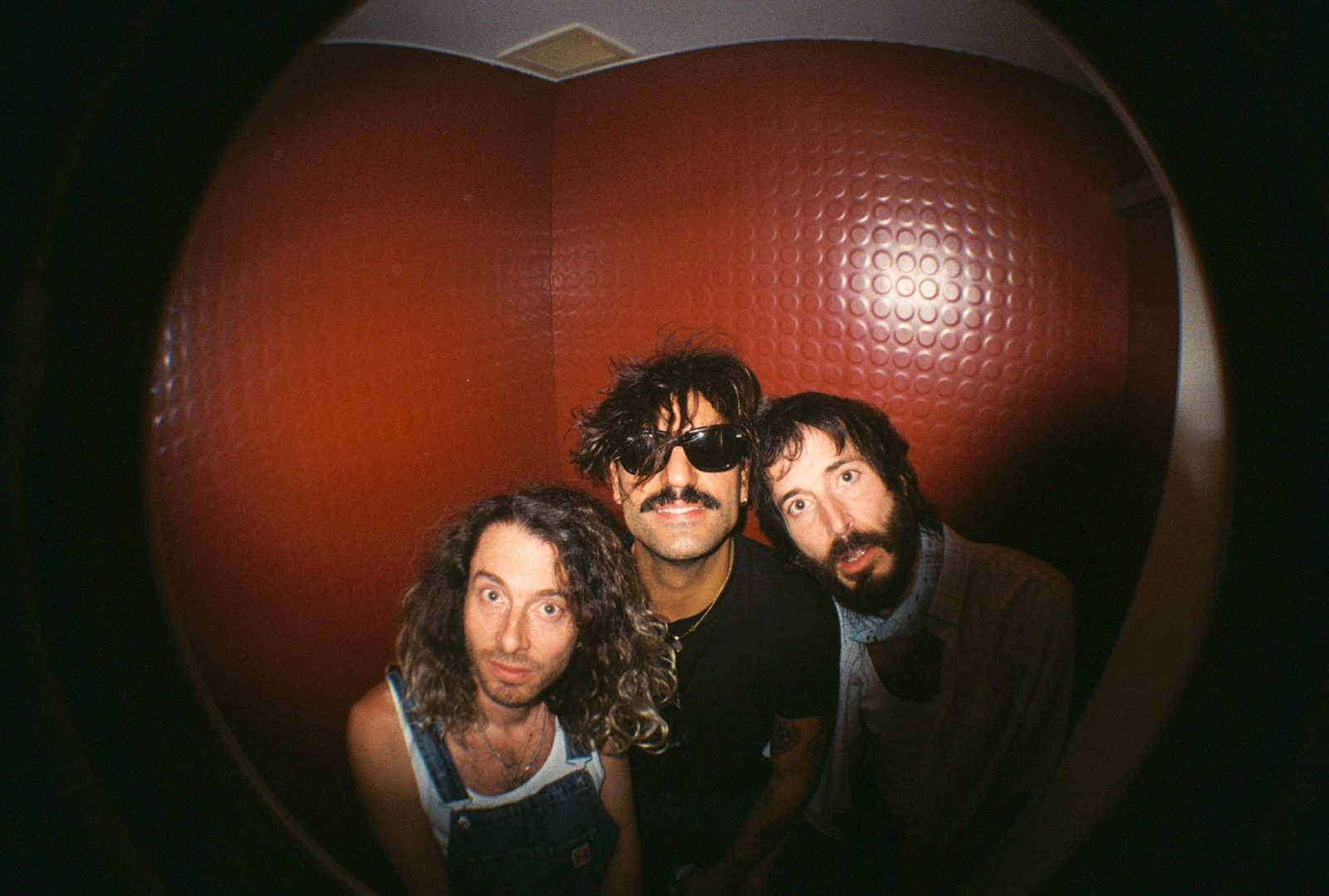Los tres integrantes de Sexy Zebras en una fotografía promocional